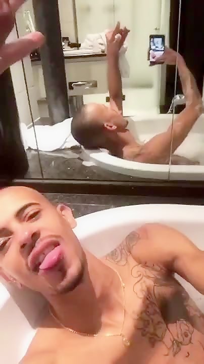 Eduardo Picasso in and out the bath