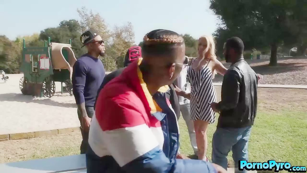 Angry Housewife Cindy Crawford Meets A Gang Of BBCs In The Park