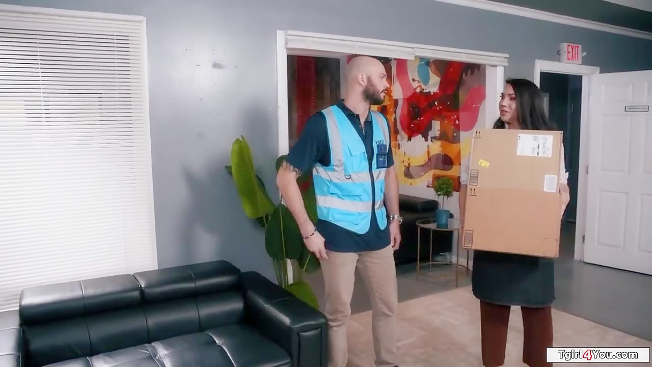 Shemale Kasey Kei analed by delivery guy